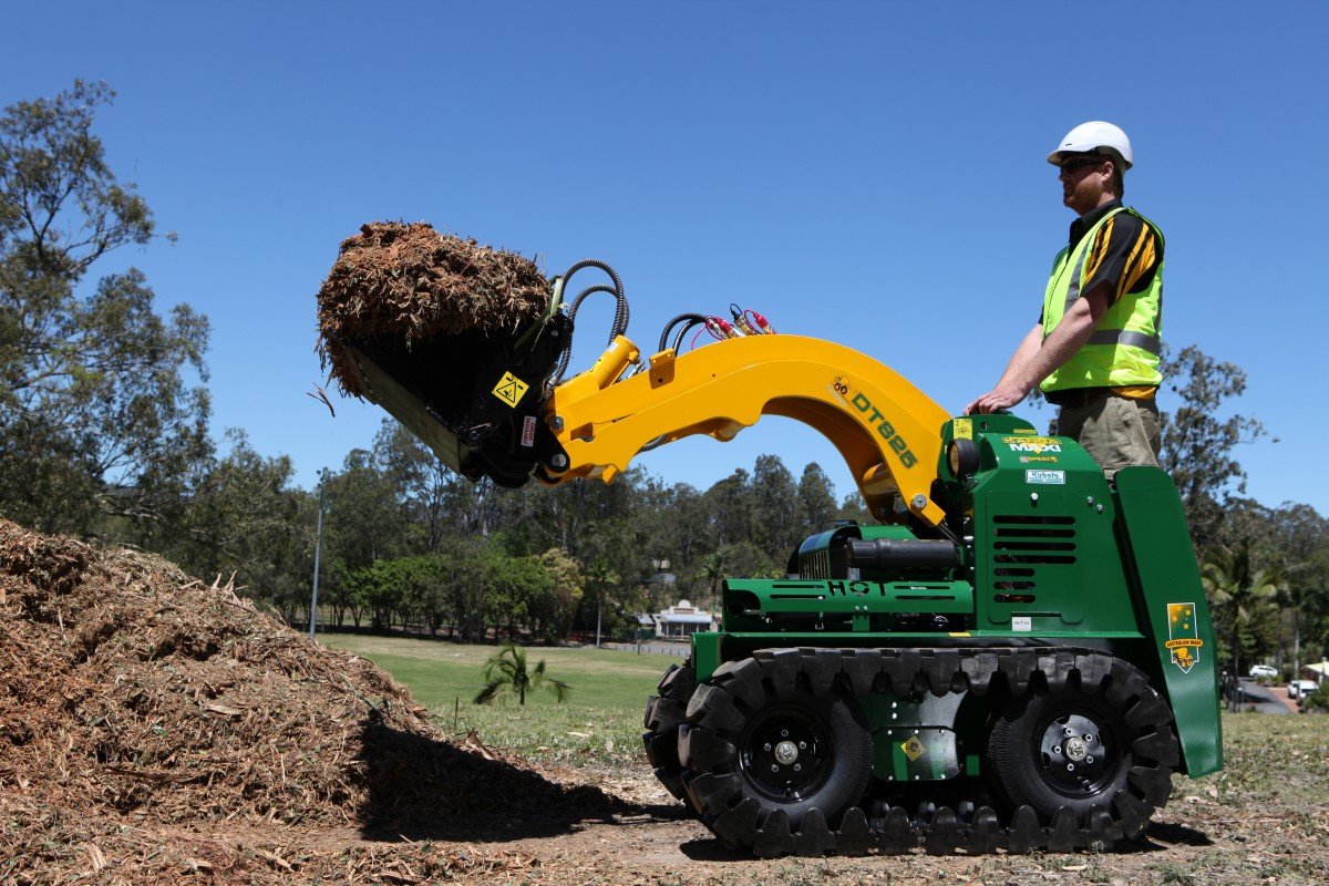 20141015_0884 A man is operating micro loader